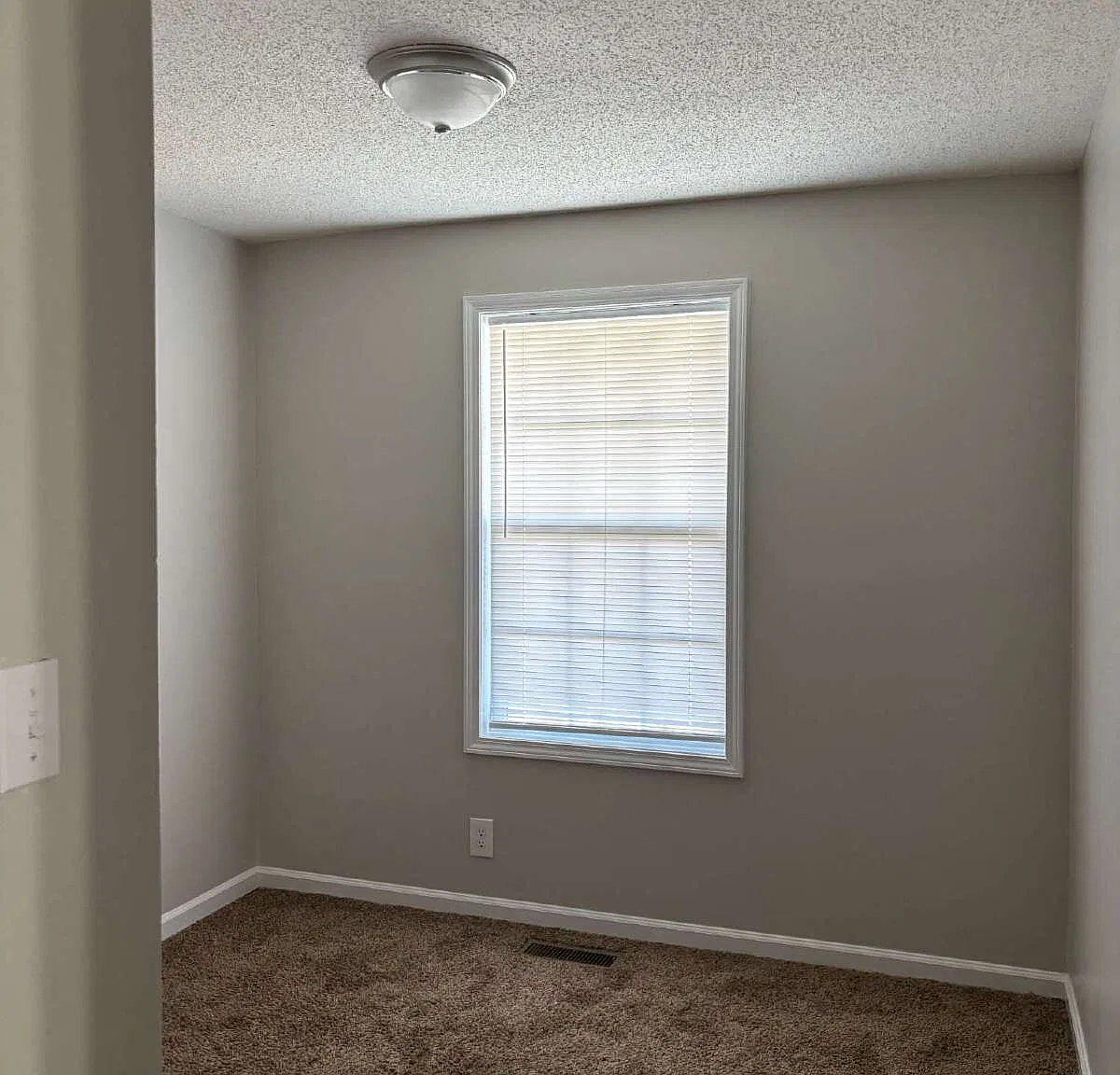 3 bed, 1.5 bath, 945 sqft, $1,195 — Photo 3