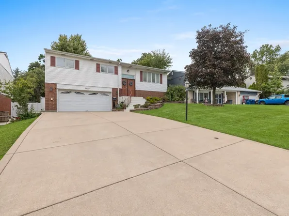 9121 Forest Dr, Hickory Hills, IL 60457