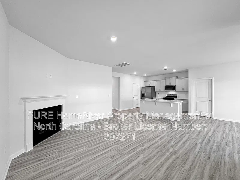 3 bed, 2.0 bath, 1618 sqft, $2,075 — Photo 3
