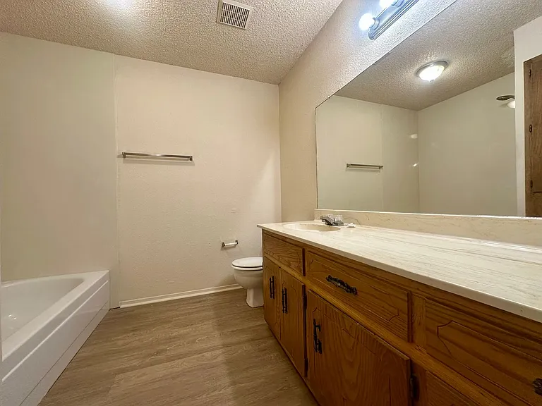 214 Romana Cir #G — Photo 6