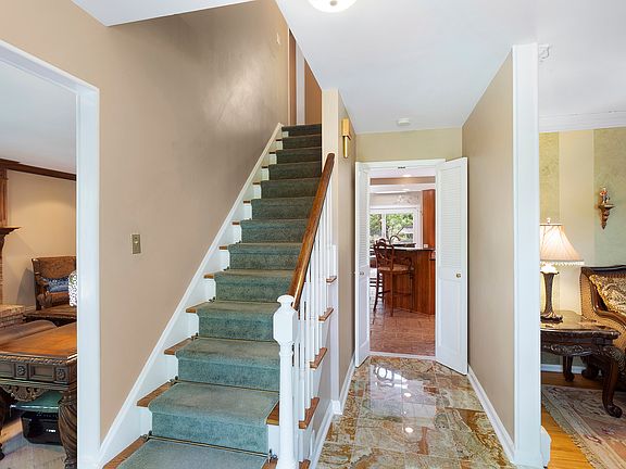 Entry w/beautiful onyx floor