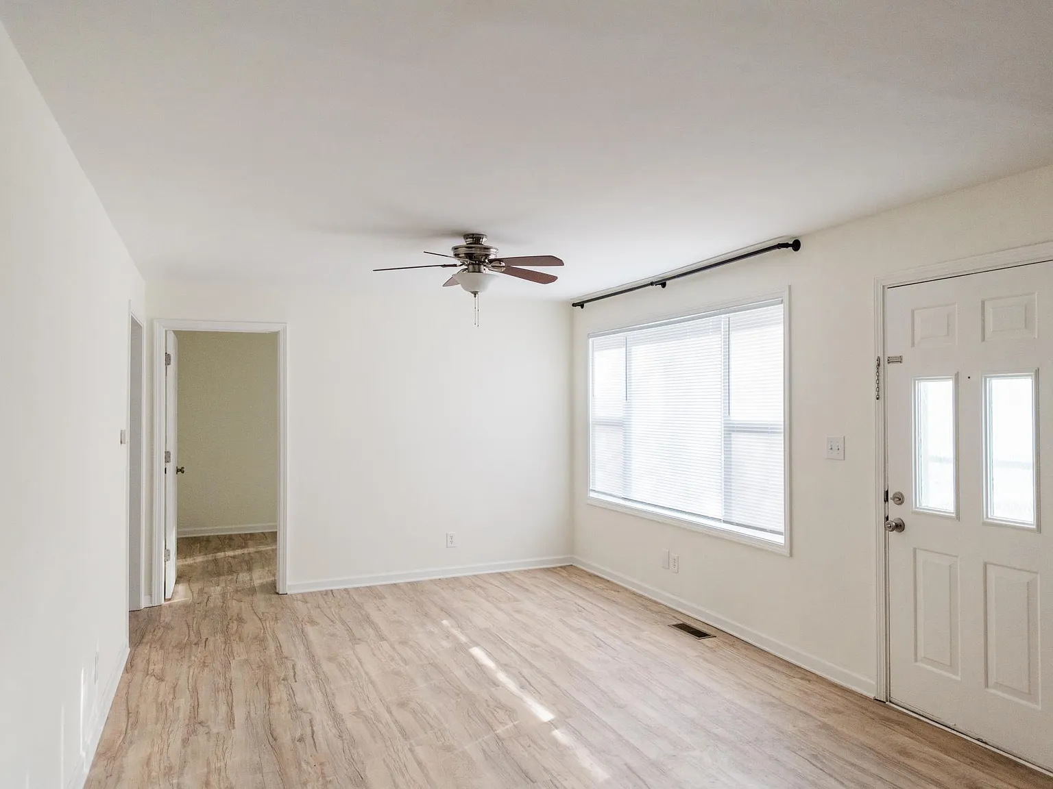 3 bed, 1.5 bath, 1200 sqft, $1,575 — Photo 3