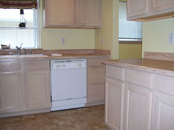 kitchen has gas range, all appliances included