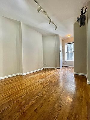 3rd image of 512 E 80th St APT 19