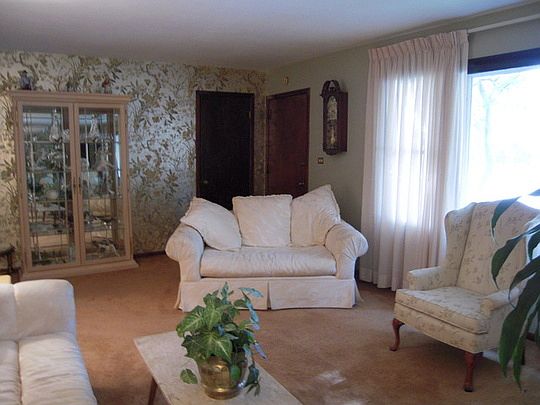 4th image of 1829 N Laurel Dr