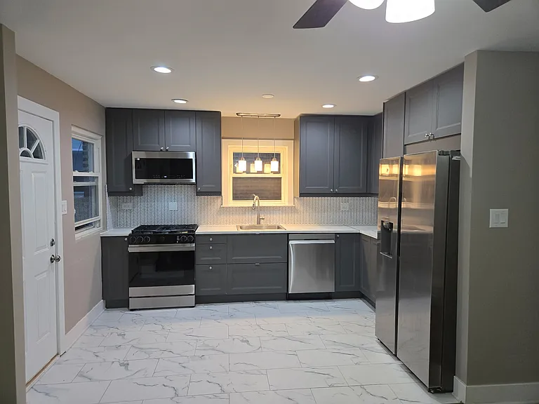 7647 N Greenview Ave — Photo 11