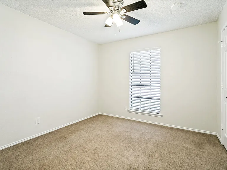 536 Clover Dr — Photo 8