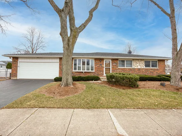 494 Flint Trl, Carol Stream, IL 60188