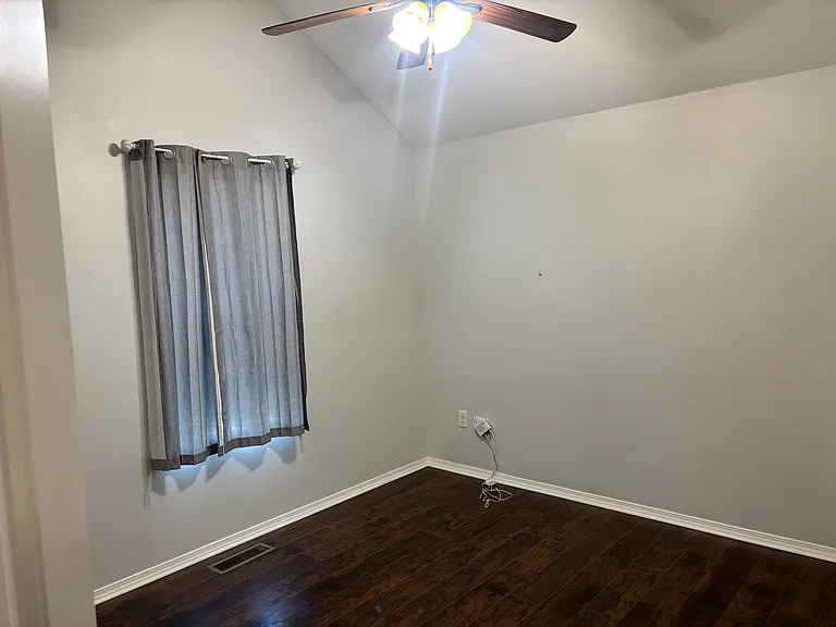 1521 Brewster Ln — Photo 11