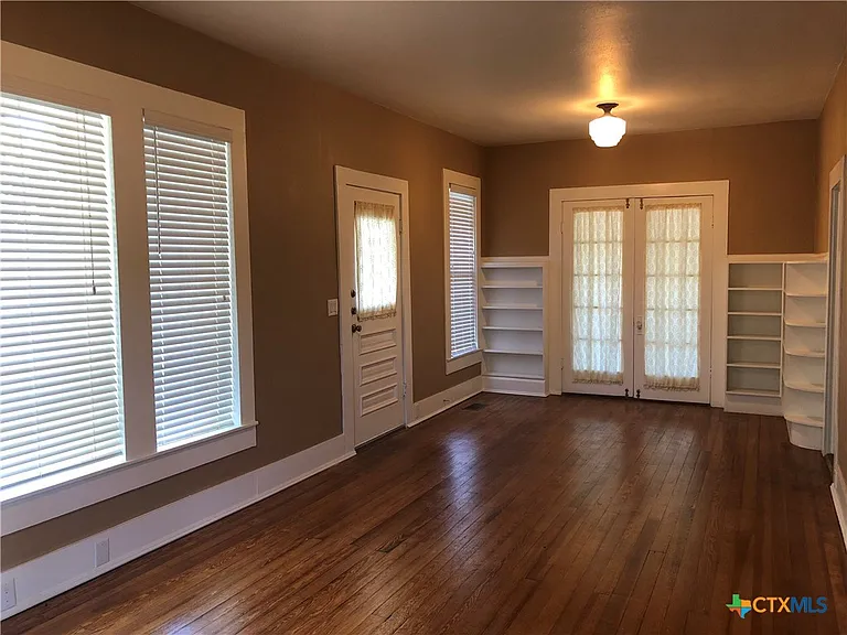 414 W San Antonio St — Photo 4
