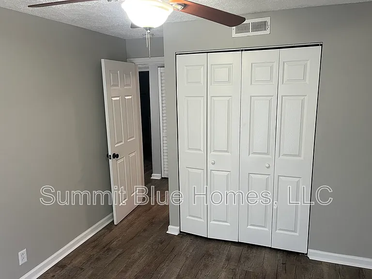 555 N Dupont Ave — Photo 5