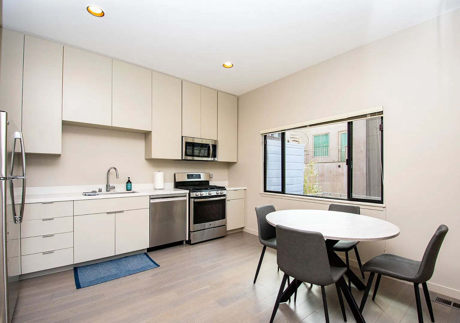 1 bed, 1.0 bath, 700 sqft, $4,995 — Photo 1