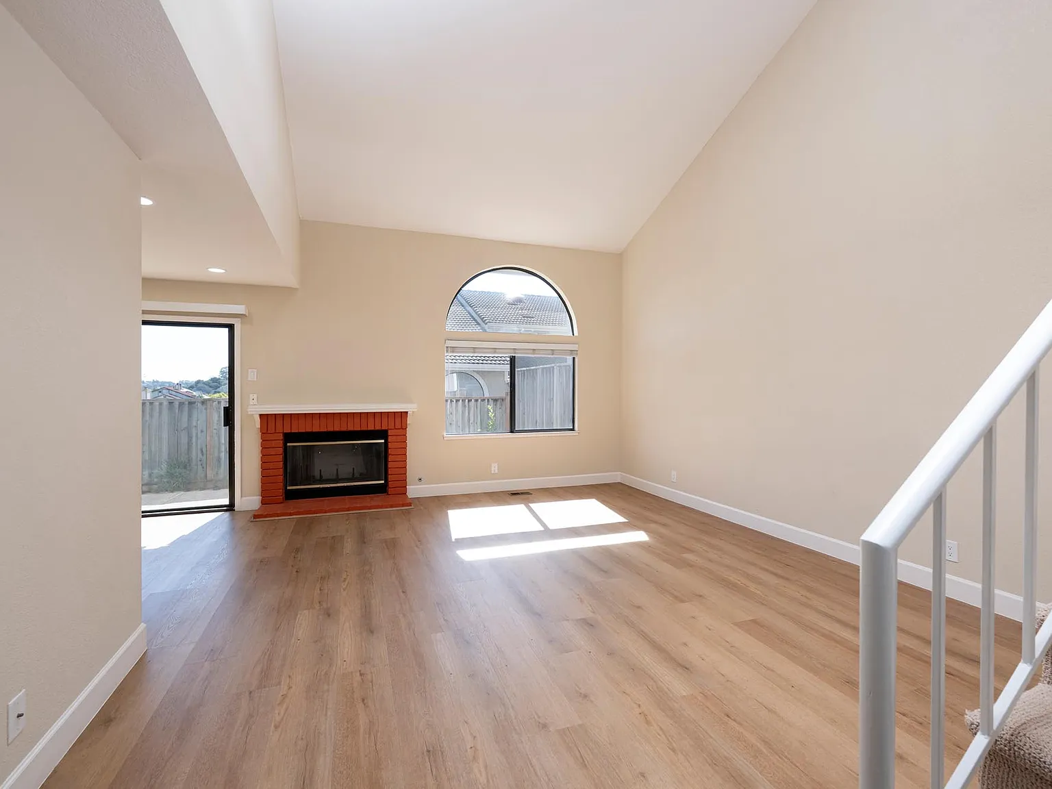 3 bed, 2.5 bath, 1730 sqft, $6,150 — Photo 4