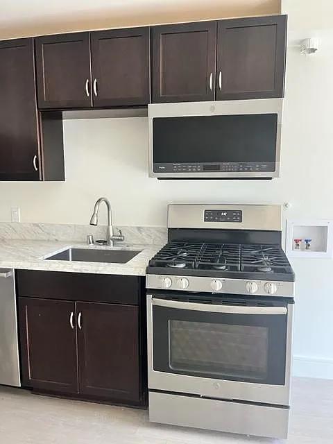 Studio, 325 sqft, $1,799 — Photo 3
