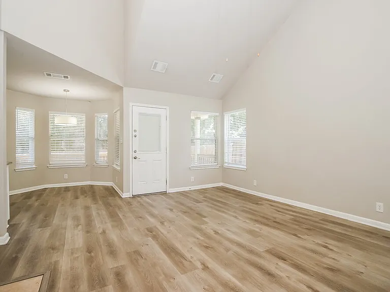16039 Gino Park — Photo 6