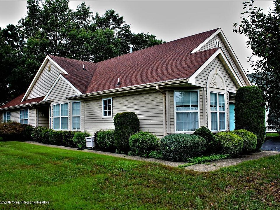 1st image of 10 Schoolhouse Ln