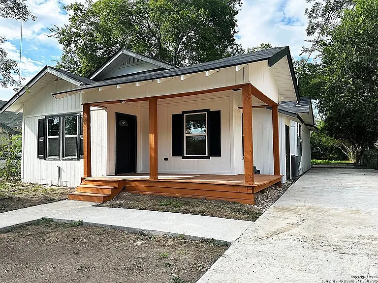325 Robert E Lee St — Photo 4
