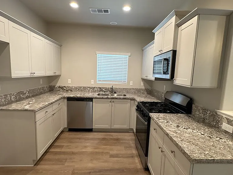518 S Summit St #101-103 — Photo 5