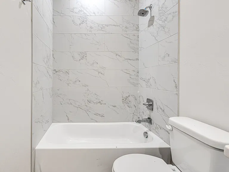 614 W 2nd St #110 — Photo 23