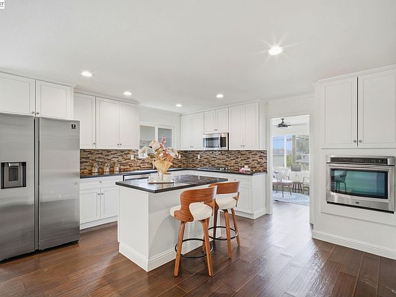 4th image of 3247 Revere Ave