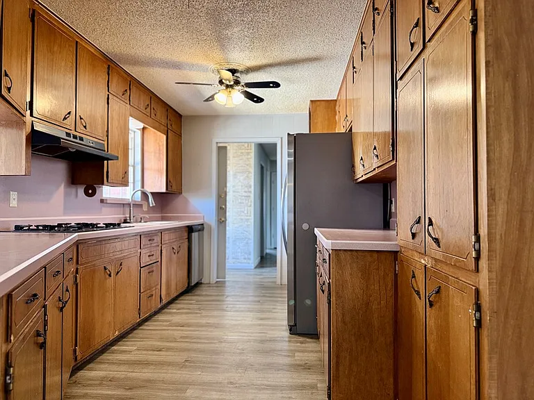 112 S Eisenhower Dr — Photo 4