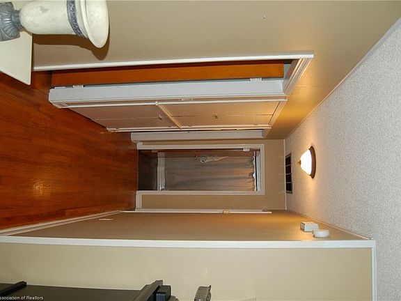4th image of 393 Poinsettia Ave