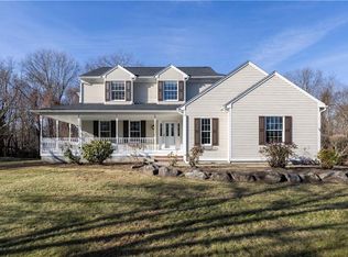 38 Kristen Ln, North Kingstown, RI 02852