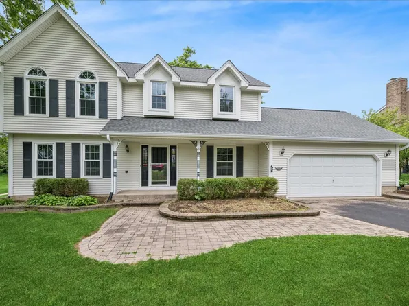 1335 Gaslight Dr, Algonquin, IL 60102