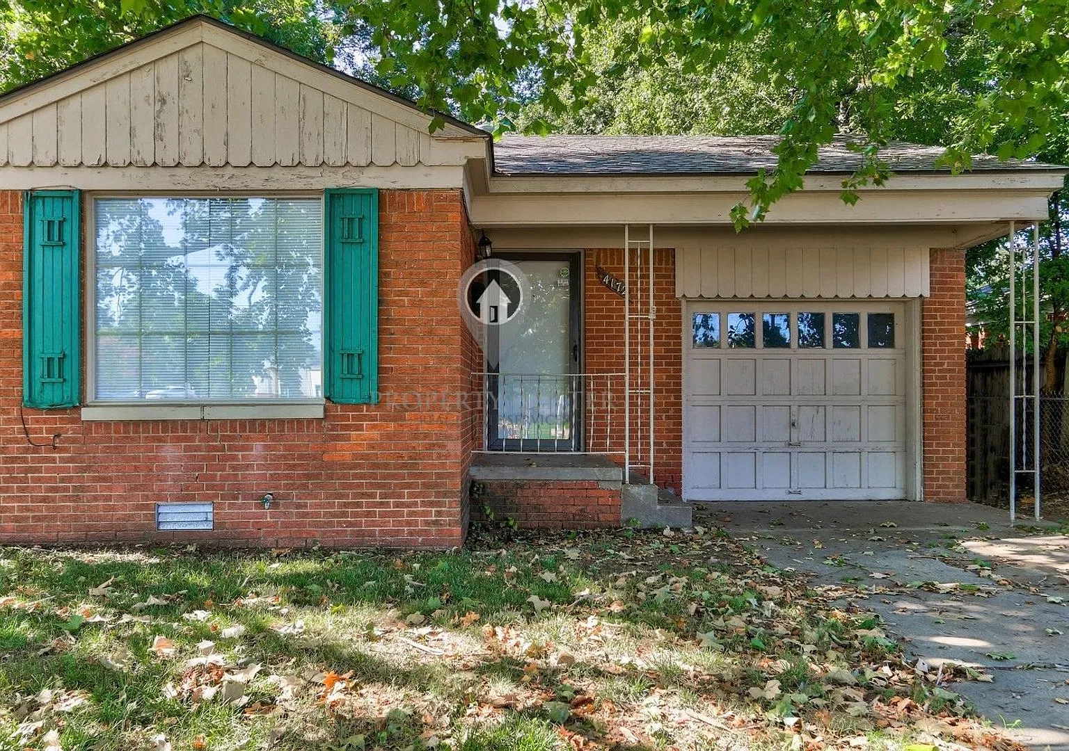 Charming 2-Bedroom Home with Spacious Backyard & Great Location — Photo 4