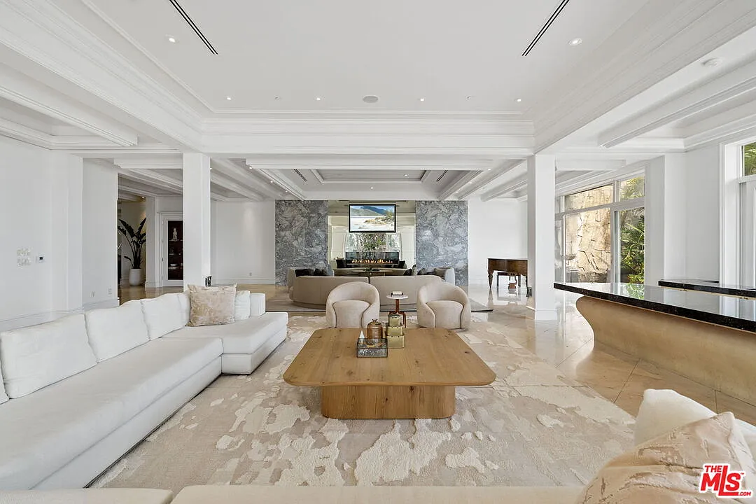 6 bed, 8.0 bath, 12000 sqft, $65,000 — Photo 3