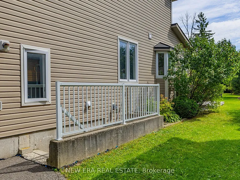 1031 Lake Dr N #UPPER — Photo 31