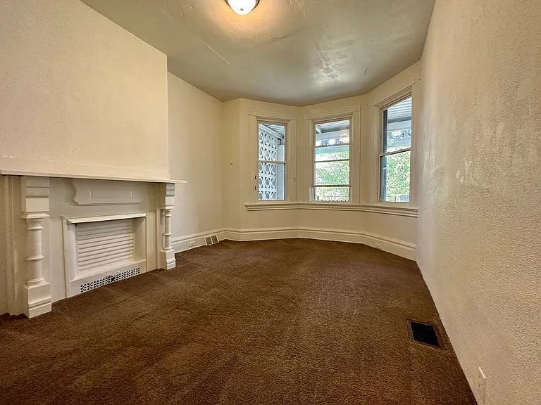 634 Summerlea St — Photo 4