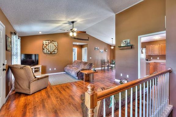 3rd image of 314 Meadow View Farms Dr