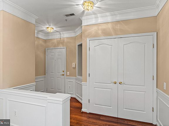3rd image of 402 Harrison Ct Unit 5