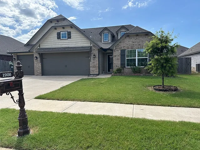 4 bed, 2.0 bath, 1954 sqft, $2,250 — Photo 2