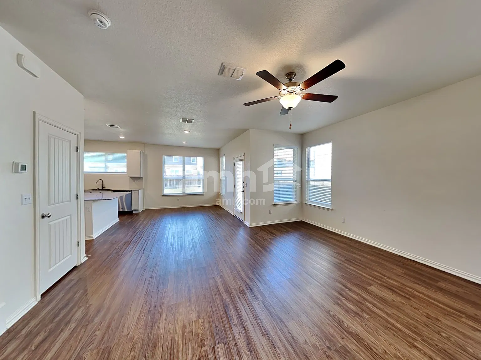 4 bed, 2.5 bath, 1905 sqft, $1,960 — Photo 4
