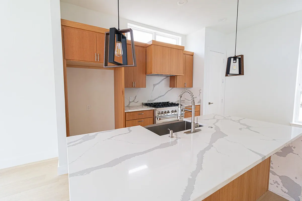 Building Photo - 4210 Roseland Ave #104