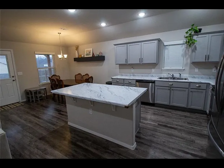 4204 Lexington Ave — Photo 9