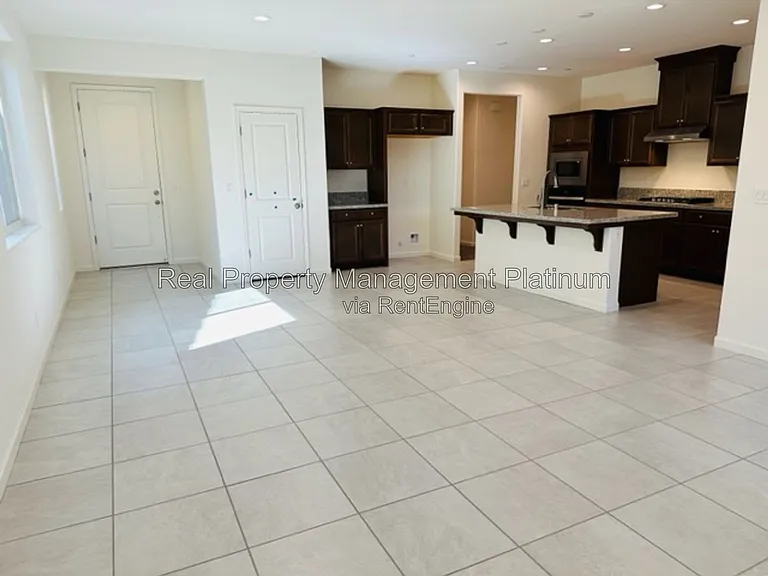 1477 Las Rosas Ave — Photo 3