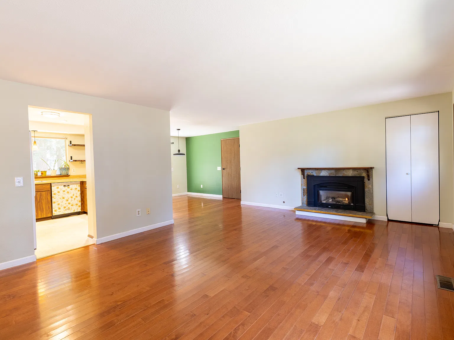 3 bed, 1170 sqft, $2,800 — Photo 3