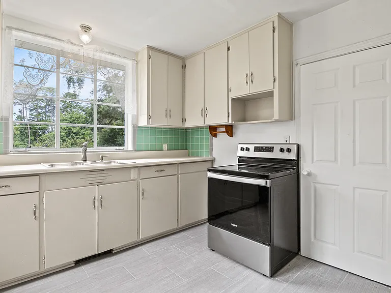 1473 Marion Ave — Photo 9