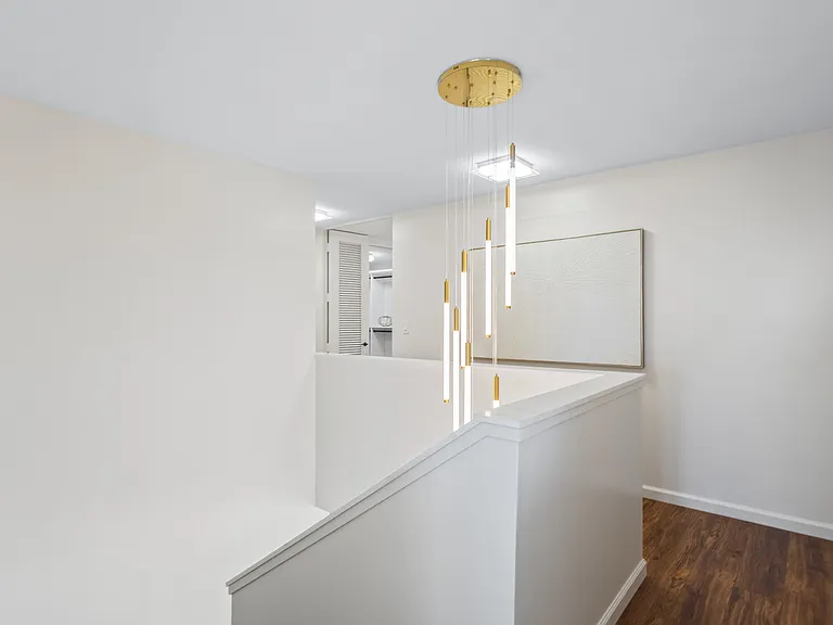 555 University Ave — Photo 36