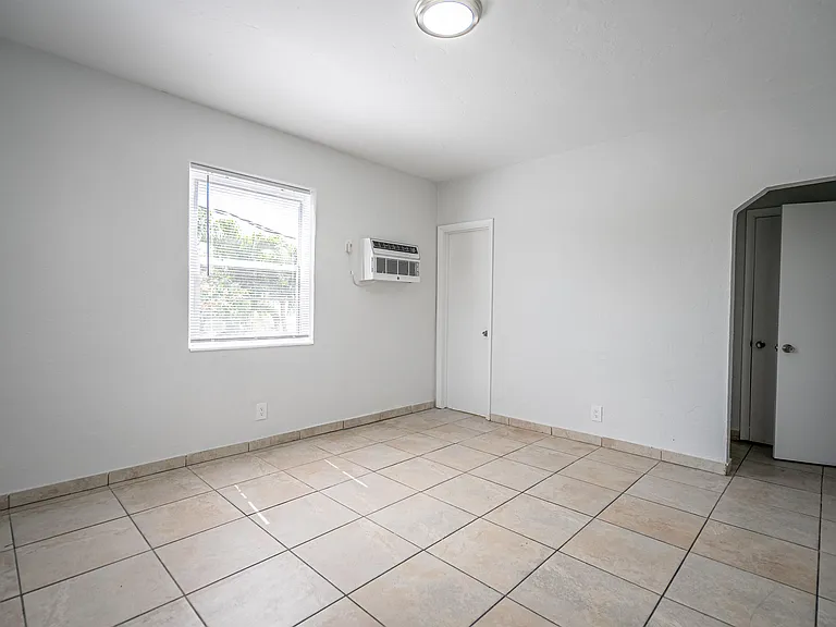 1208 71st St #8 — Photo 15