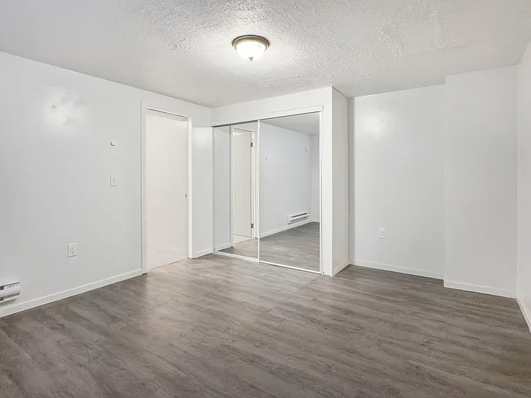 63 Woodglen Close SW — Photo 6