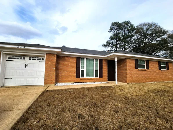 305 W Greenfield Dr, Wake Village, TX 75501