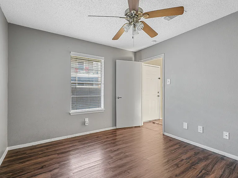 Cedar Point Apartments — Photo 9