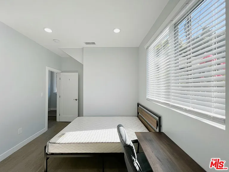 2641 S Budlong Ave #2641 — Photo 18