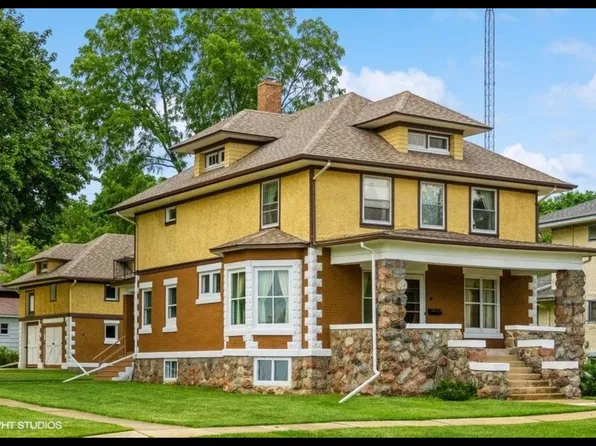 907 N Division St, Harvard, IL 60033