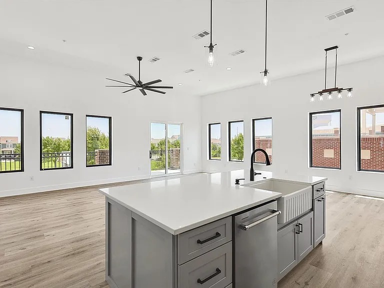 767 W Main St #205 — Photo 9