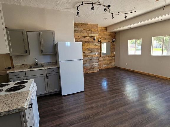 5th image of 436 W Belmont Dr